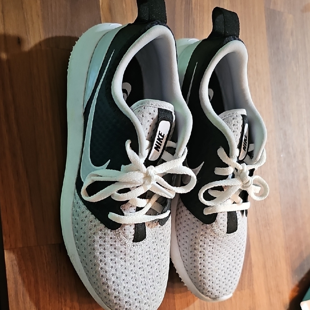 Nike Black and White Sneakers - Picture 2 of 4